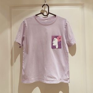 Uniqlo Hawaiian Airlines Graphic Tee Shirt in Lilac with Pocket Design